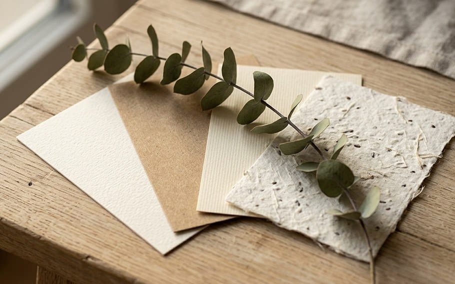 Quatre échantillons de papier pour faire-part bohème : création, kraft, vergé, ensemencé